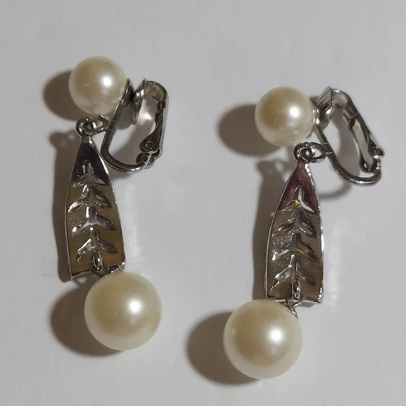 Vintage Two pair of Pearl Silvertone earrings both non pierced - Picture 4 of 6